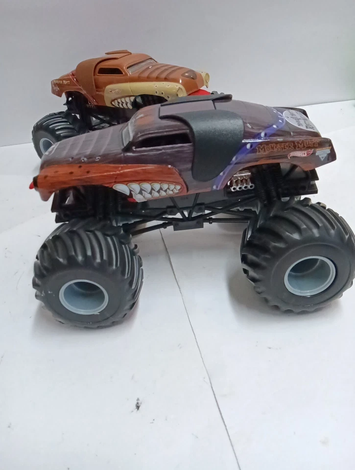 2 Hot Wheels 4 x 4 Monster Trucks Monster Mutt Rotweiler 2010 7 Inches Long -2 - Image 2 of 4