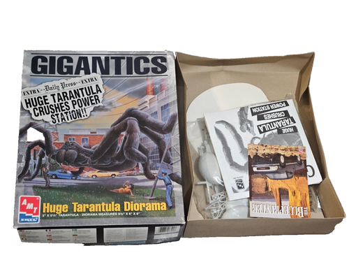 AMT GIGANTICS HUGE TARANTULA DIORAMA MODEL KIT #8391 open box