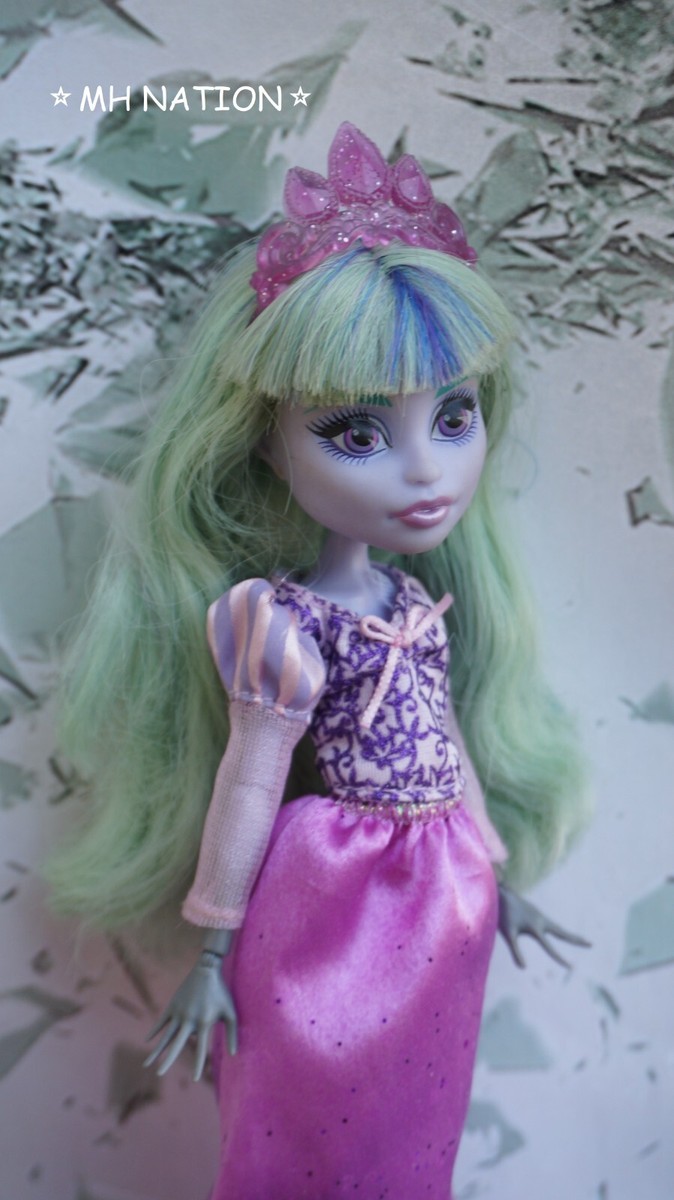 monster high princess dress up Fable-ous Finds Carroll's Muse Dress, Apron, and Bonnet Doll Clothes  Pattern 17 inch Fashion Dolls