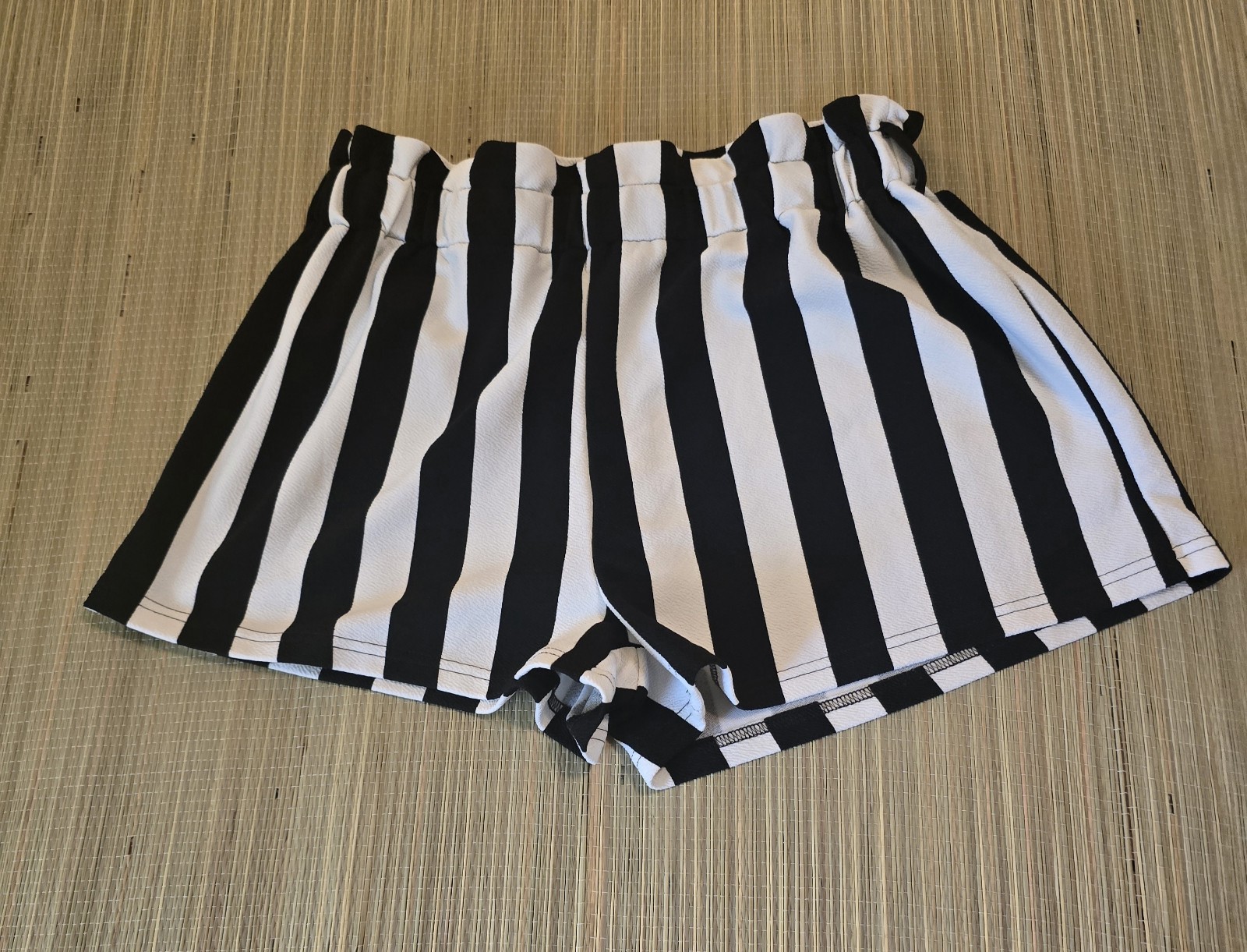 Shein Curve Black White Stripe  Elastic Paper Bag Waist Shorts Women's 1XL EUC