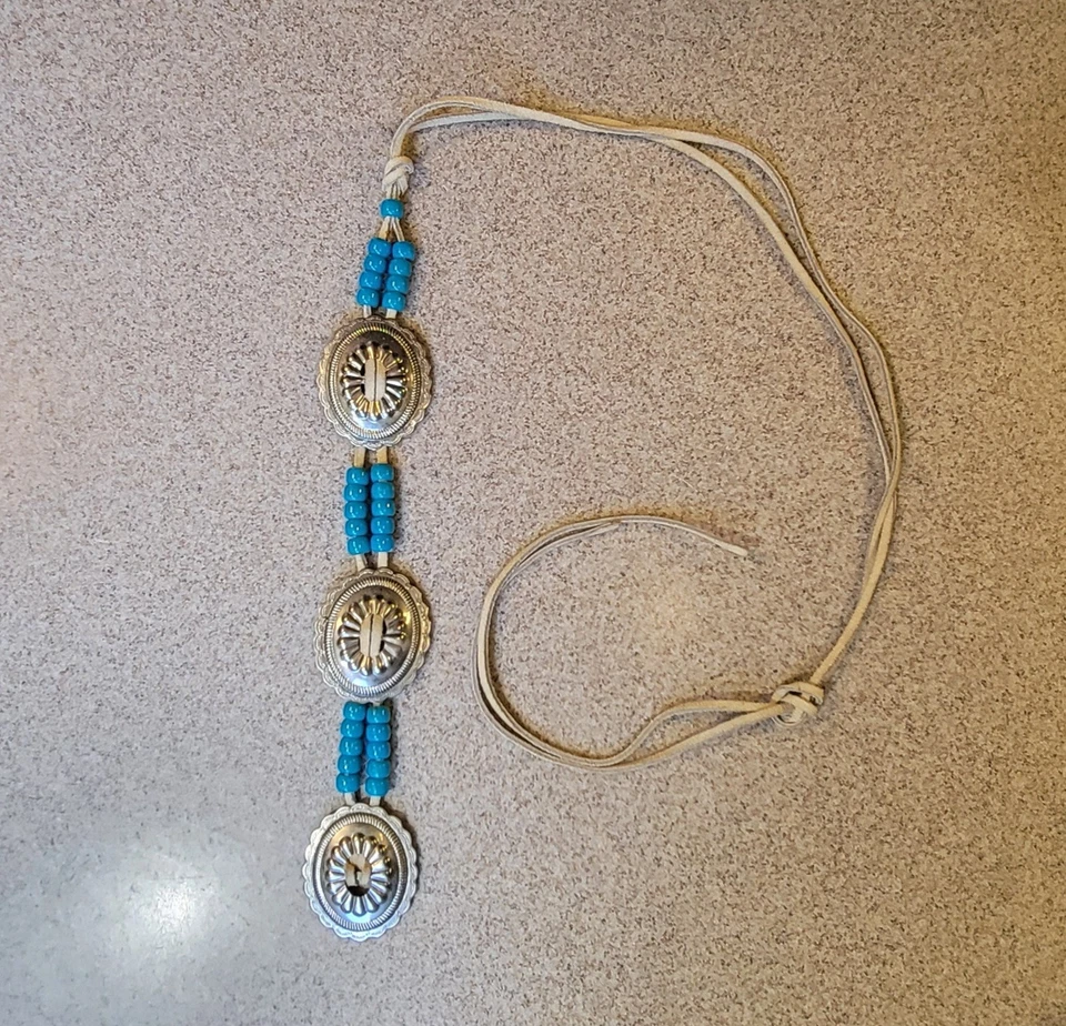 Cinturón envolvente de cuero de gamuza occidental ajustado con 3 conchos colgantes de cuentas Foto 3 de 4