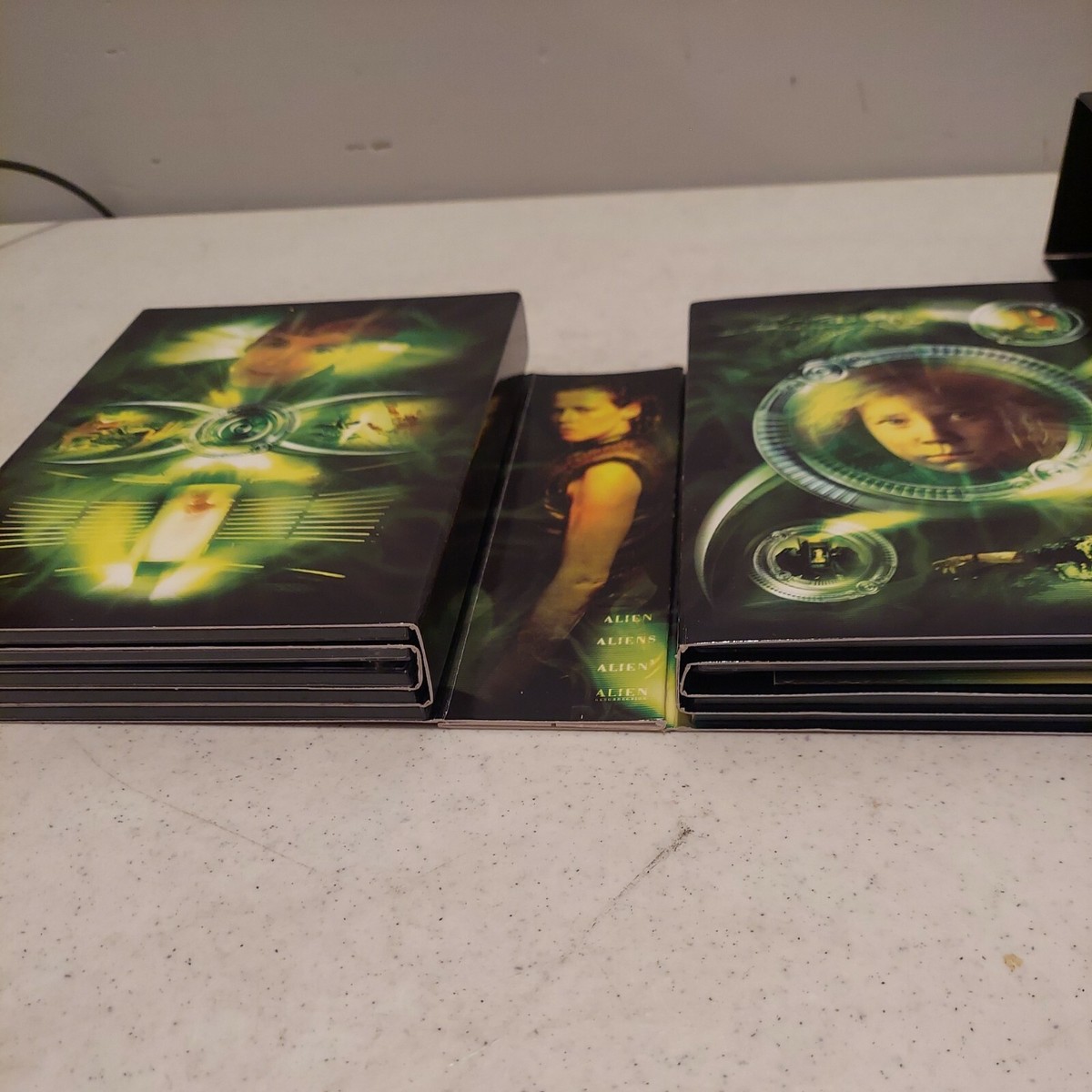 (DVD)ALIEN QUADRILOGY DVD 4枚組 Alien Quadrilogy (4 Film 9 Disc DVD Box Set) Region 1 LN
