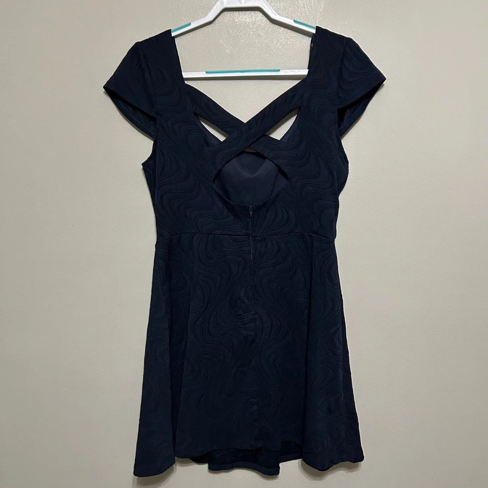 Vestido para mujer B.Smart 16 azul marino jacquard espalda cruzada fiesta cóctel calce y acampanado Foto 2 de 4