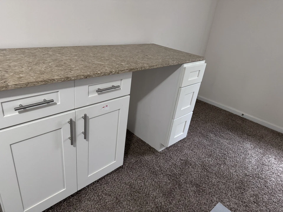 Белые шкафы с гранитной столешницей. - Изображение 2 из 4