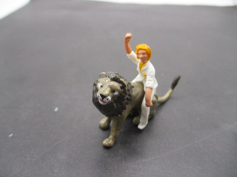 CORGI TOYS GS-7b  REPLACEMENT FIGURES  PAULA & CLARENCE THE CROSS-EYED LION ONLY - Image 4 of 4