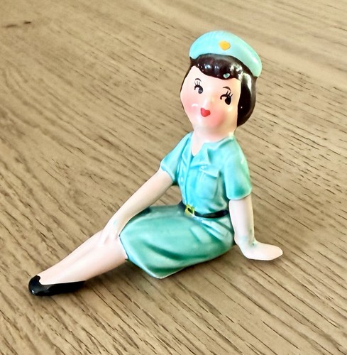 VINTAGE 1950S ENESCO JAPAN PORCELAIN GIRL SCOUT FIGURINE GREEN UNIFORM SITTING