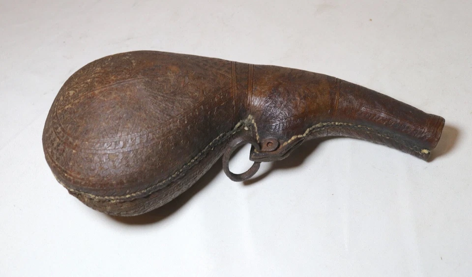 СТАРИННЫЙ 1700-Х БЛИЖНЕВОСТОЧНЫЙ КОЖАНЫЙ КОВАНОЕ ЖЕЛЕЗО ВЕРБЛЮД ВОДЫ ВЫСТРЕЛ КОЛБА КУВШИН - Изображение 2 из 4