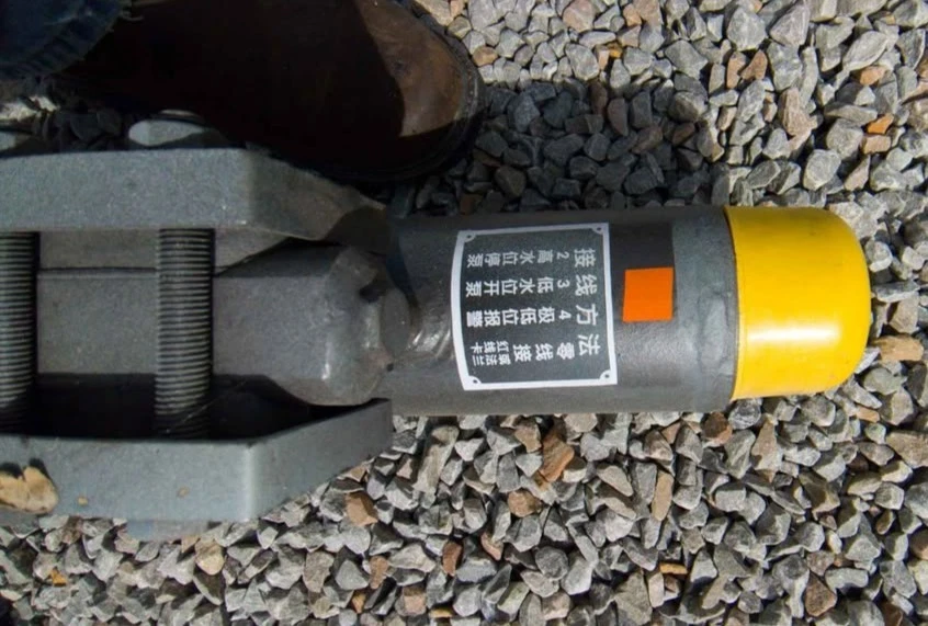 RARE Industrial High-Temperature Magnetic Level Gauge, Gray Steel Construction - Image 2 of 4