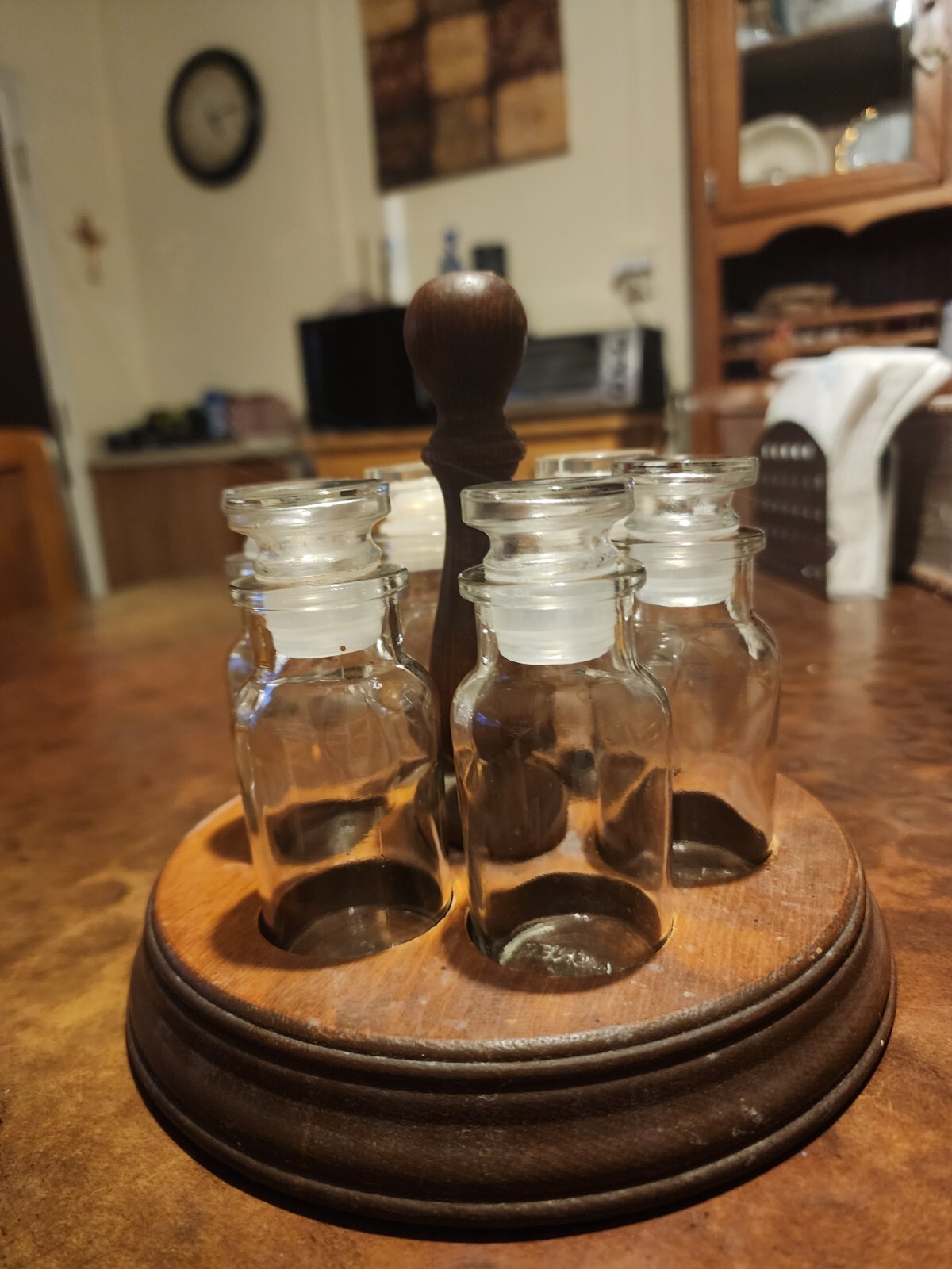 Spice carousel with six jars