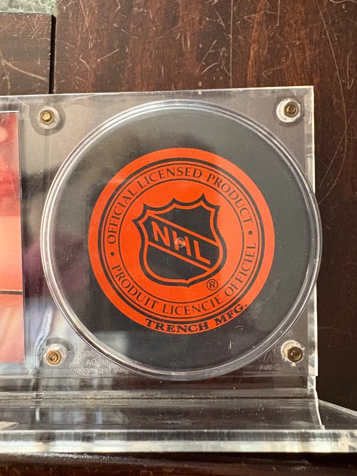 Disco de hockey firmado Slava Kozlov 1997 Detroit Red Wings con tarjeta en estuche Foto 4 de 4