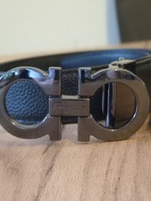 Salvatore Ferragamo Schwarz mit Logo-Schnalle...