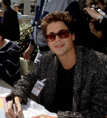 Actor Rob Lowe signs autographs for supporters before boarding a G