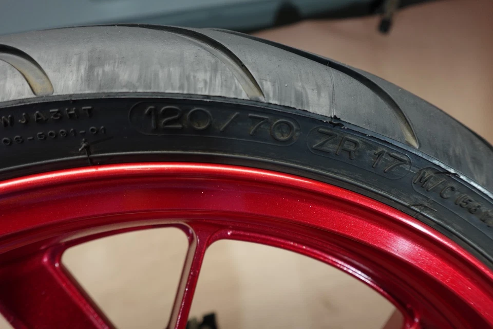 Llanta delantera Michelin 120/70 ZR17 2006-2011 Kawasaki Ninja ZX1400 ZX14R Foto 2 de 4