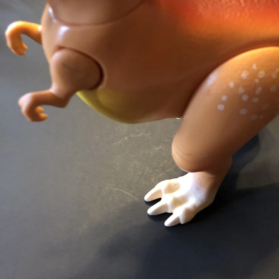 Figura de acción Disney Pixar The Good Dinosaur TRex Ramsey de Tomy Foto 4 de 4