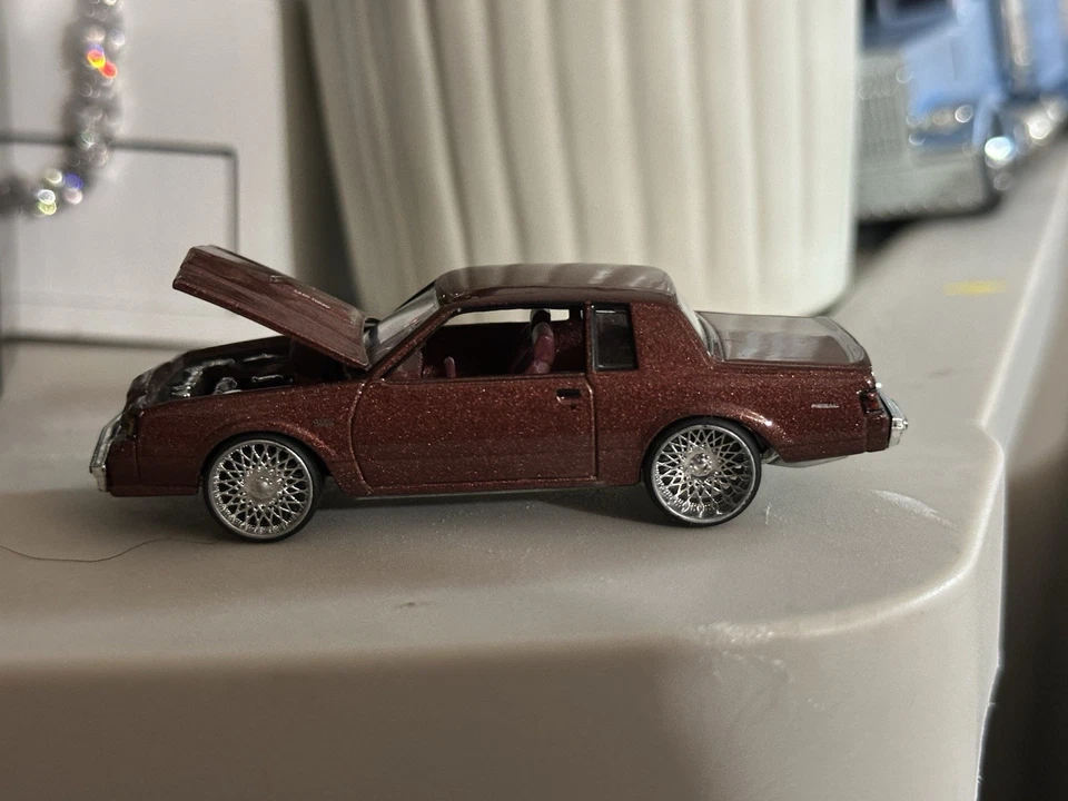Johnny lighting 87 Buick Regal Custom 1/64 - Image 3 of 4