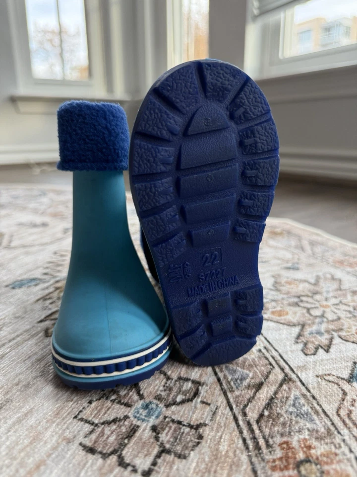 Botas de lluvia para bebé, talla 4-4,5, se pueden usar con o sin calcetín forro cálido. Foto 4 de 4