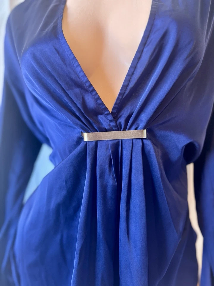 Blusa Express Azul Real Profunda V con Detalle de Cierre Talla Mediana Foto 3 de 4