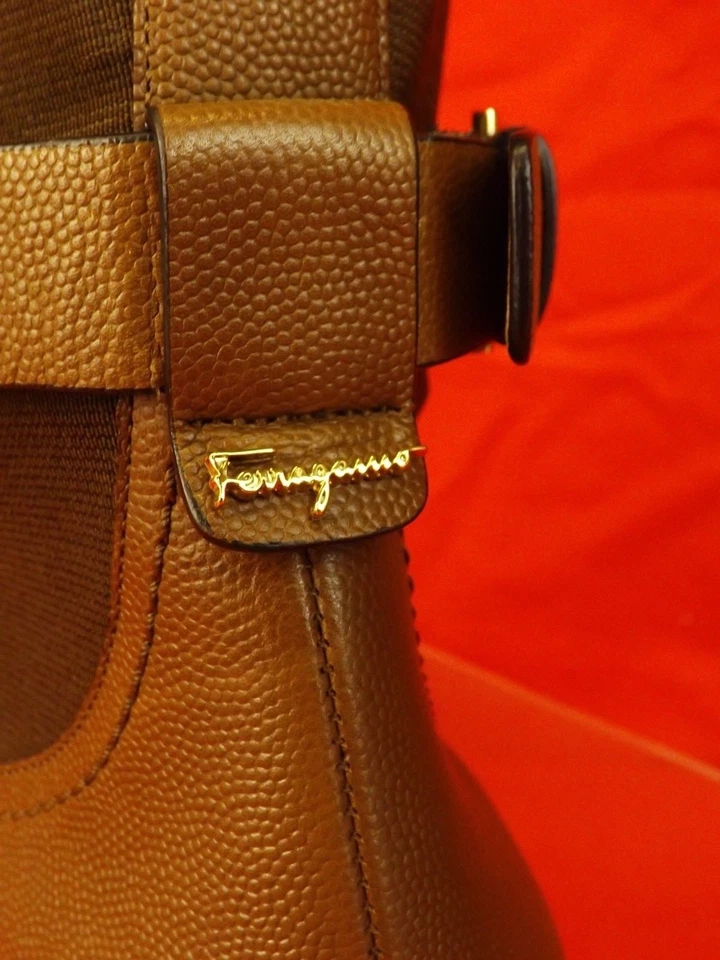 BOTAS ALTAS FERRAGAMO FURSEO CUERO GRANULADO MARRÓN ELÁSTICO GANCINI 5.5  Foto 3 de 4