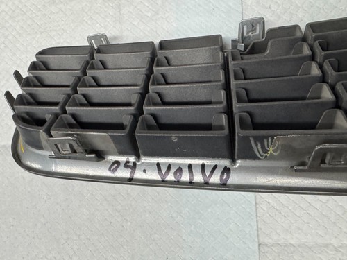 2004 VOLVO S80 FRONT BUMPER RADIATOR GRILLE GRILL W/ EMBLEM 8659947 OEM (1) - Foto 9 di 17
