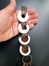 Pendentif africain ethnique ancien cuir coquilages