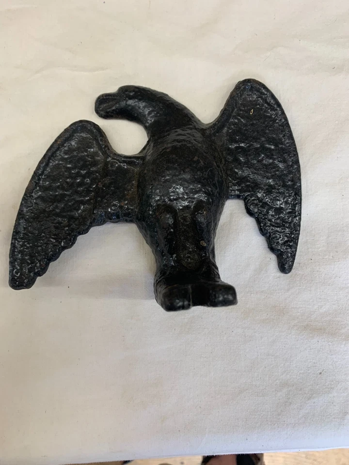 Águila de hierro fundido con aspecto correcto decoración valla de techo arquitectura rescatada Foto 3 de 4