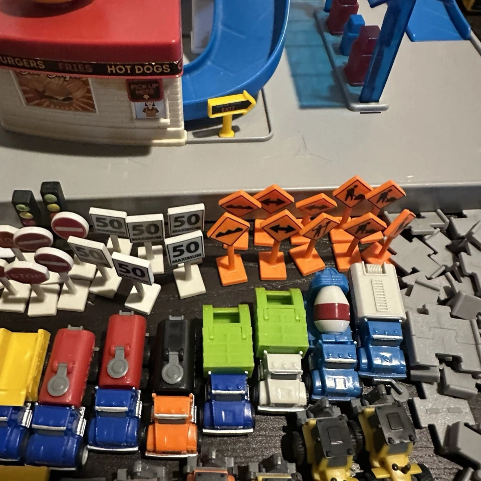 Driven by Battat Pit Stop Gas Station Vehicles Roads & Other Accessories - Image 4 of 4