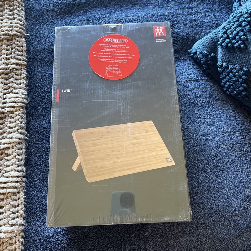 ZWILLING Bamboo Magnetic Easel - holds up to 7 knives (Knives not included)