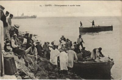 CPA AK TUNISIA Gabes Debarquement a maree basse (1103090)