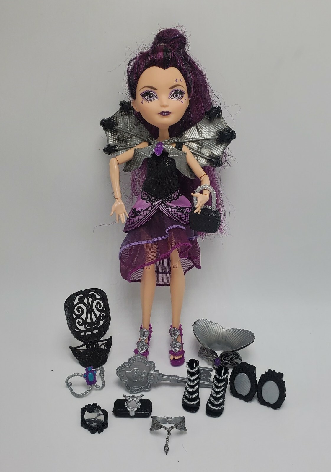 Boneca Ever After High Raven Queen - ler descrição - Hobbies e