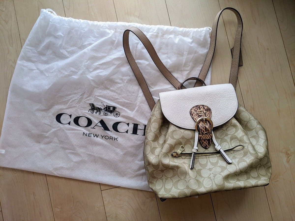 COACH Signature Backpack in Premium Leather with Stylish Design