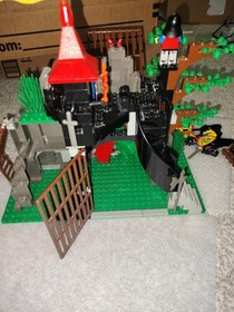 LEGO Castle: Dark Dragon's Den (6076) With Instruction Manual.