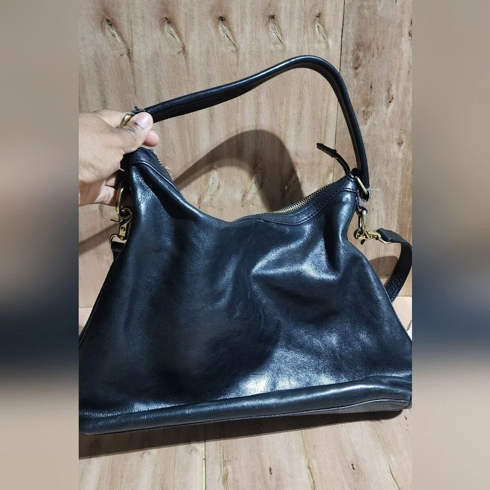 Bolso de hombro Frye hobo de cuero negro con logotipo en relieve y correa bandolera Foto 2 de 4