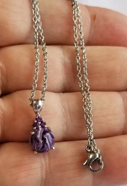 Collar de cadena de acero inoxidable sobre amatista charoita siberiana en platino Foto 4 de 4