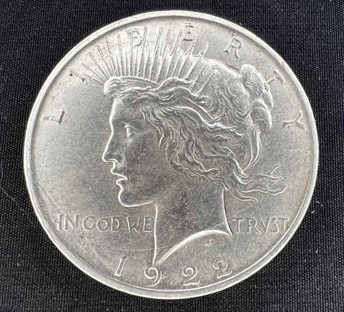 1922 D Peace Siver Dollar DIE BREAK across bottom of neck 90