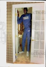 Press Photo Philadelphia 76ers Basketball Player Poses in Doorway - lrs21092