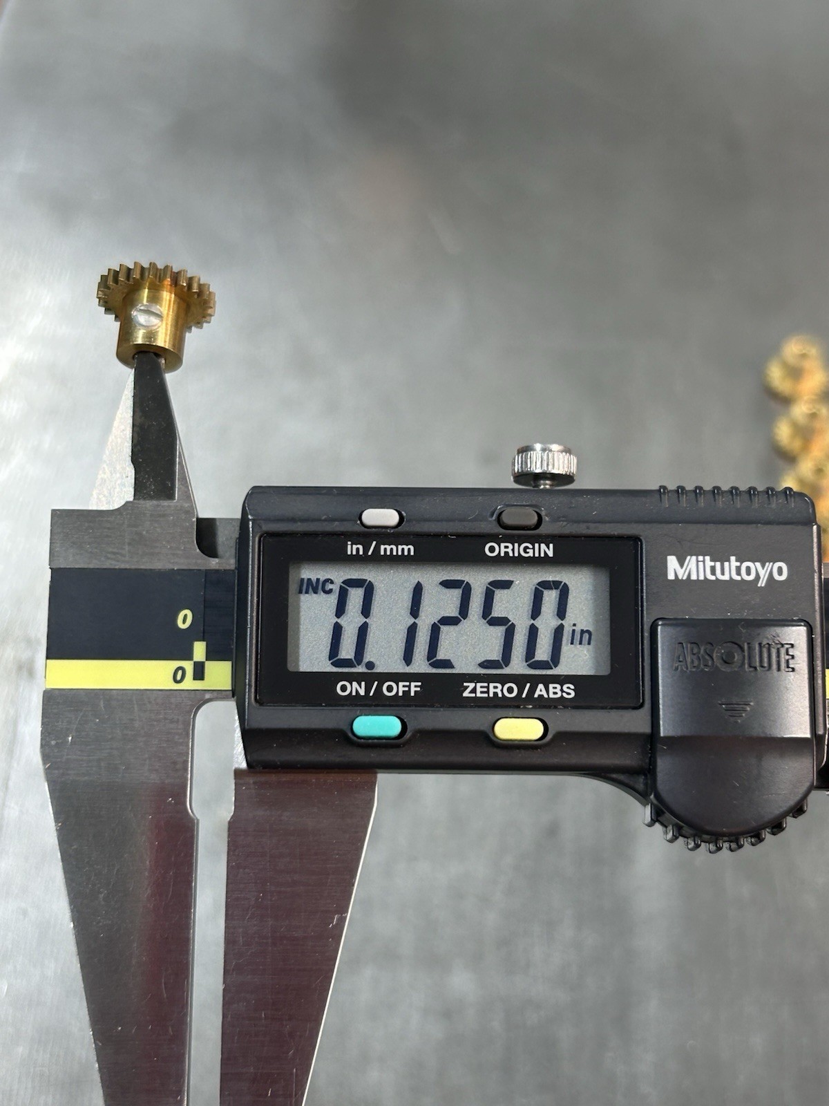 QTY 1 KEMTRON BRASS PINION GEAR 48 PITCH 22 TEETH .125" BORE SLOT CAR / RAILROAD