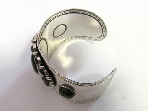 Breites Armreif METALL glänzend silberfarben viele schwarze Steine - Materialien unbekannt - Bild 4 von 11