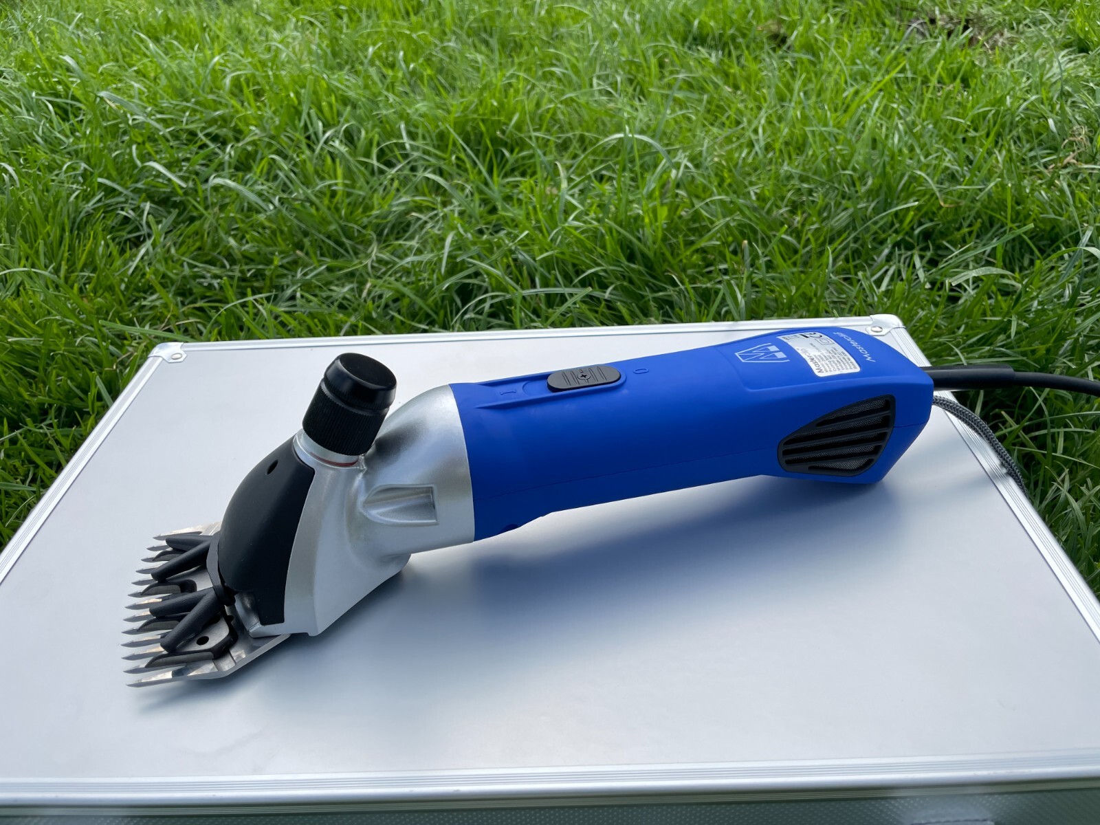 Masterclip Ewe2000 Multihead Horse Clipper and Sheep Shearer Blue for