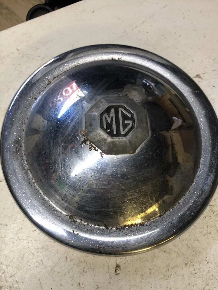 MG MAGNETTE  X2 HUB CAPS WITH CENTER BADGE - Image 2 of 4