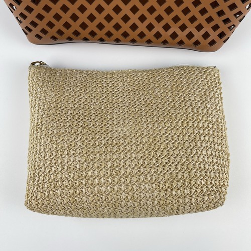Bolso de Mano GUESS Lujo Cuero Perforado Tostado con Bolsa Tejida Extra Verano Elegante - Imagen 9 de 21