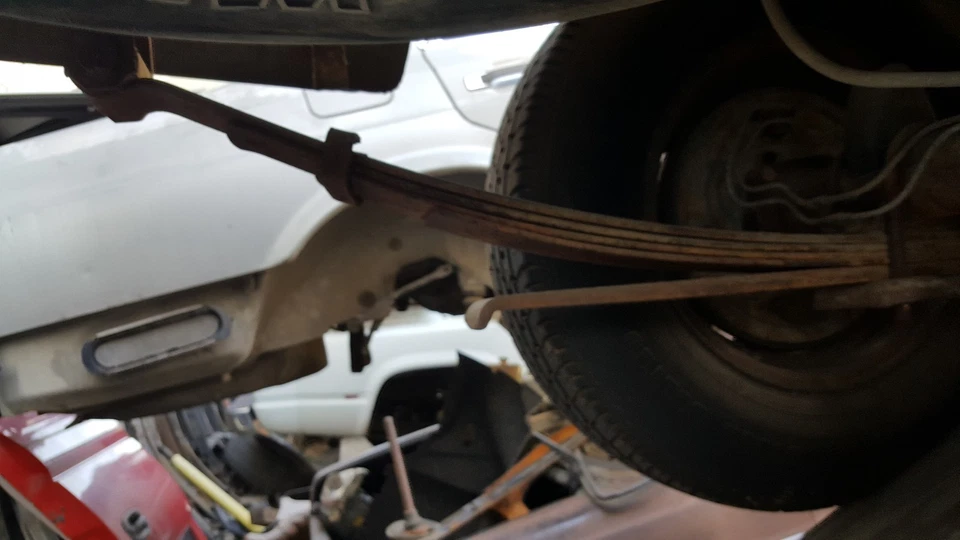 84 MAZDA B2000 PAR DE MUELLES DE HOJA TRASEROS 4X2 CAMA LARGA Foto 3 de 4