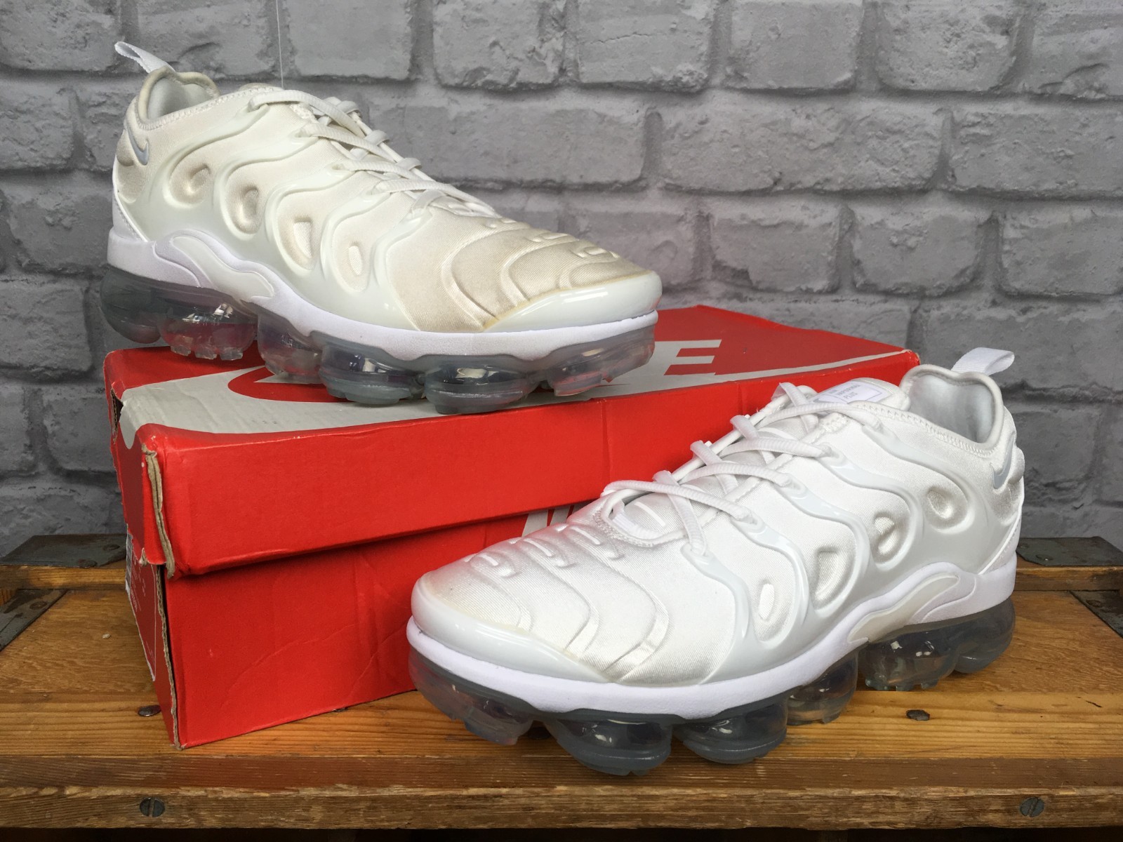 NIKE TRIPLE WHITE AIR VAPORMAX PLUS VM 