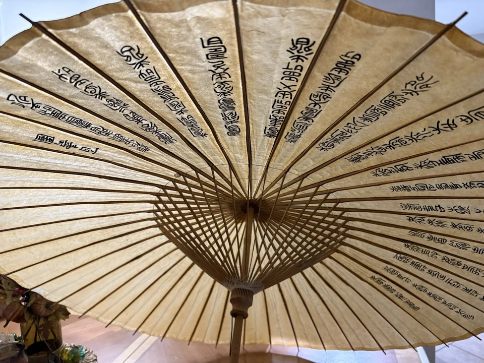 Paraguas hecho a mano vintage chino de papel aceitado y bambú Foto 4 de 4