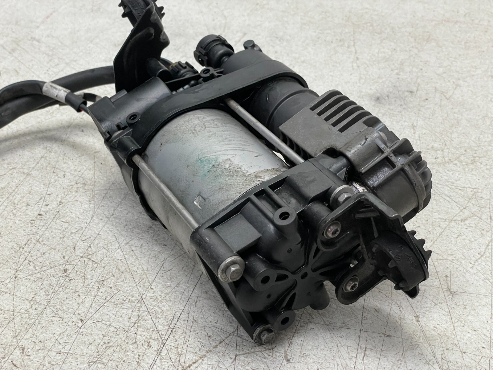 2017 2018 Maserati Levante Air Ride Suspension Leveling Compressor Pump 1442 OEM