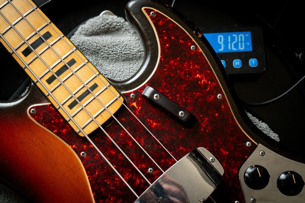 Fender Jazz Bass 1973 Original – Sunburst – Maple Fretboard Black