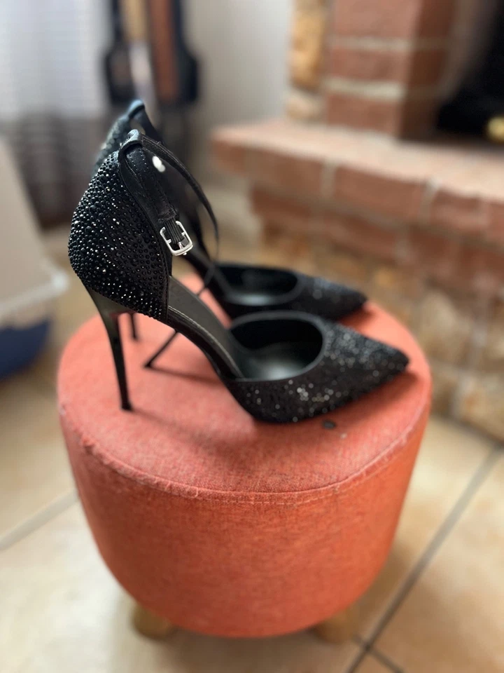 Décolleté in vera pelle, con cinturino alla caviglia, strass e tacco a spillo 10 - Immagine 2 di 4