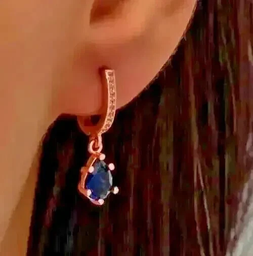 Pendientes colgantes enchapados en oro rosa de 14k corte pera simulado zafiro azul Foto 2 de 4