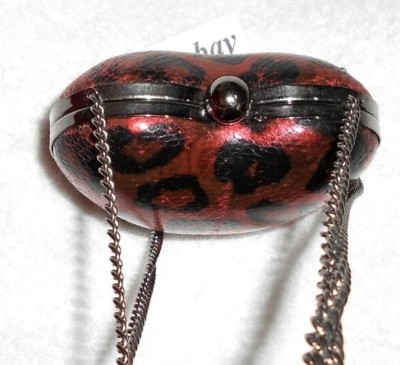 Clutch (saccoche) Rigide En Forme De Cœur BERSHKA - Rouge Et Noir - Occasion Très Bon état