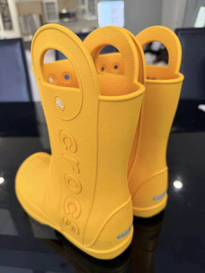 Botas de lluvia Crocs Handle It para mujer, amarillas, talla 6 Foto 3 de 4