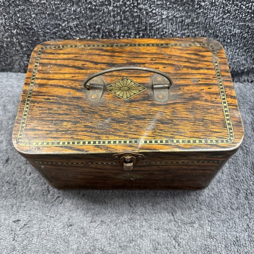 Lata de galletas Liverpool Collectable Tin Reads Ltd - Efecto madera con broche de lata - Imagen 2 de 13